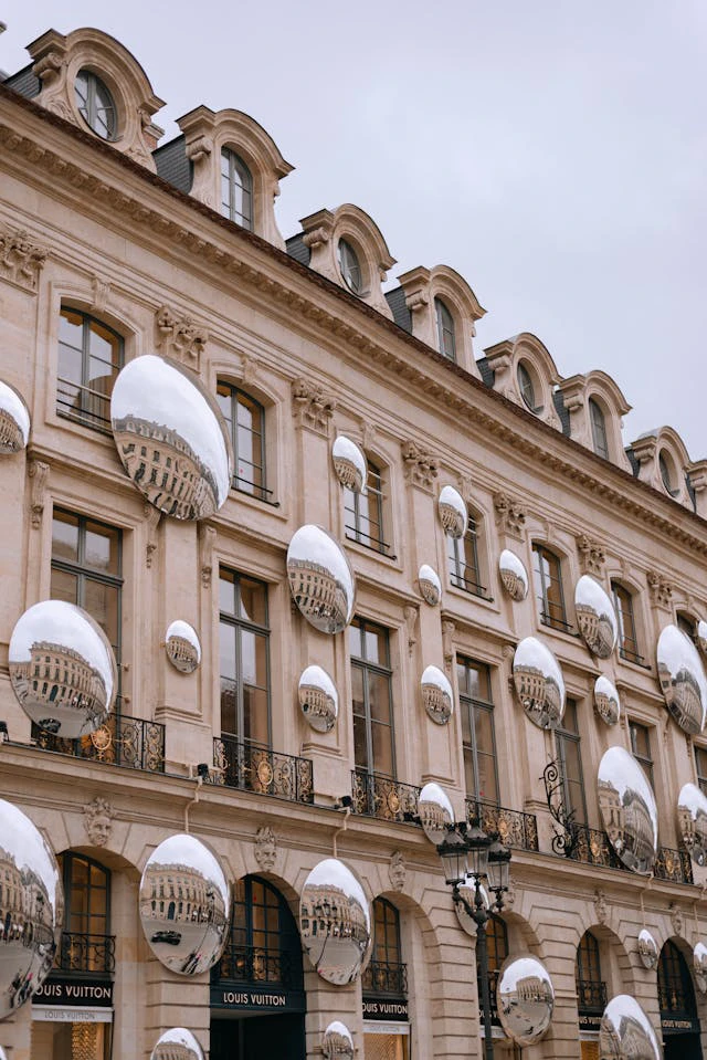 Photo de la facade d'une boutique Louis Vuitton à Paris