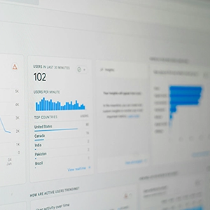 Photo d'un écran d'ordinateur avec des graphiques de Google Analytics